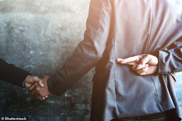 科学家发现老年人缺少认知控制能力,因此很难说出令人信服的谎言。由于老年人岁数增长导致认知功能下降,意味着他们的脑力无法持续圆谎。