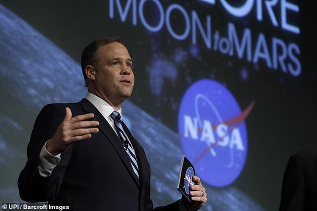 美國宇航局局長吉姆?布里登斯廷(Jim Bridenstine)承諾十年之內建立一個人類月球基地。據悉，首批探月任務將于2019年初發射升空。美國宇航局宣稱，我們正在建造美國探索太空的新篇章，未來我們將重返月球，并安排人類留在月球表面。