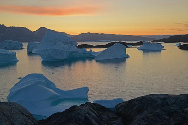 在格陵兰东南部的Amitsoq岛附近，可以看到从格陵兰冰盖（远端）东端断裂下来的冰山图4