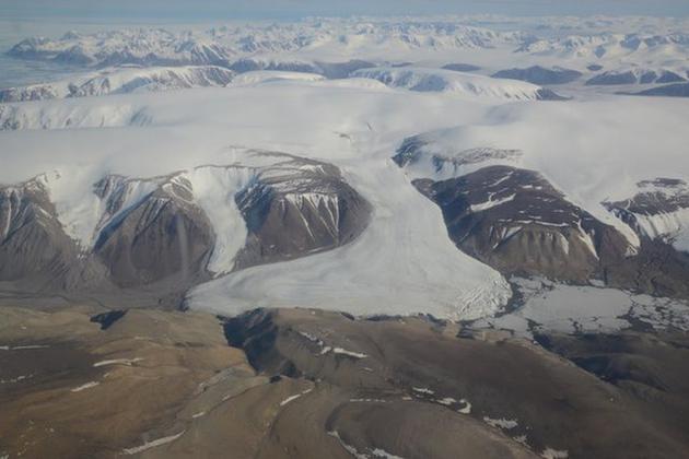 从威尔士亲王冰原的西部边缘流下的冰川。该冰原位于加拿大努纳武特的埃尔斯米尔岛中东部