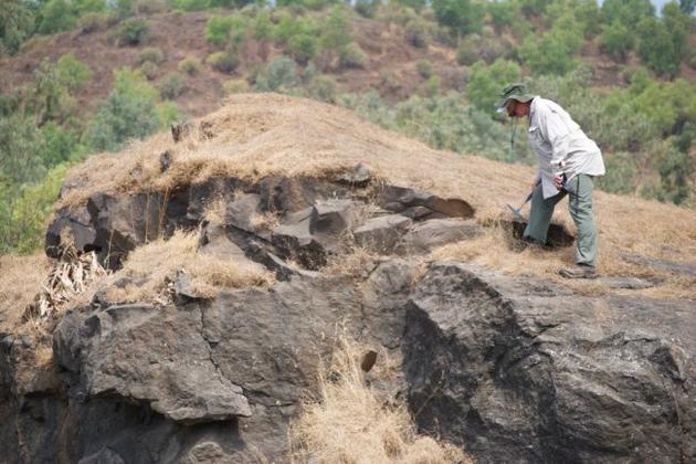 研究人员正在印度的德干暗色岩地形中研究火山特征