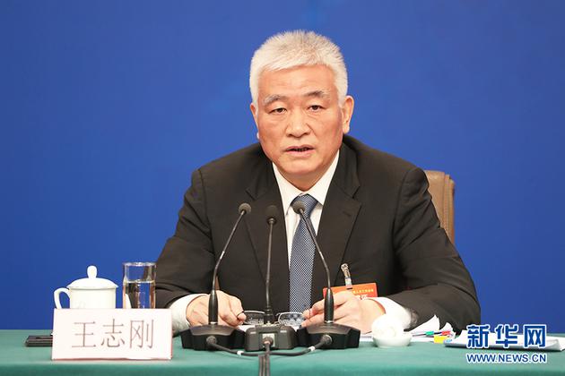 图为王志刚回答记者提问。新华网/中国政府网 ?#38470;?摄