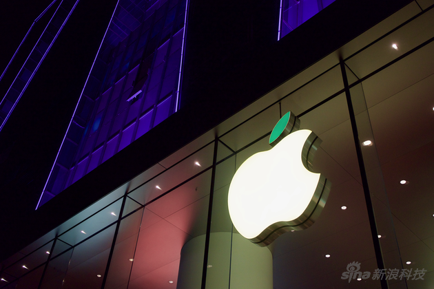 在部分Apple Store零售店,Apple又为世界地球日把logo换上了绿叶子。