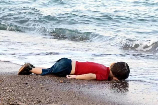 溺水的叙利亚难民男孩 图片来源:尼吕费·德米尔(Nilufer Demir)/土耳其多安通讯社