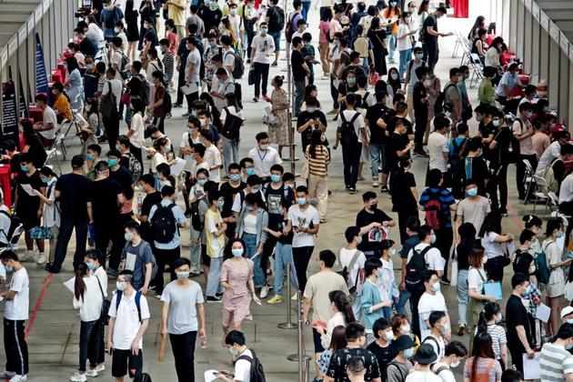 6月1日,2020夏季武汉市高校毕业生首场线下招聘会现场。图/IC
