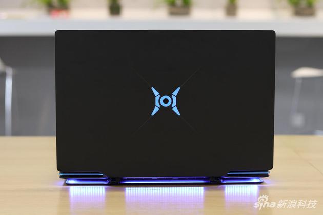 荣耀猎人V700顶盖Logo能发光