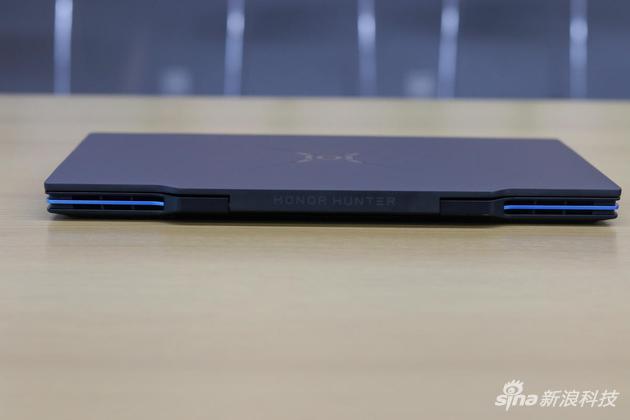 转轴中央的“HONOR HUNTER”字样