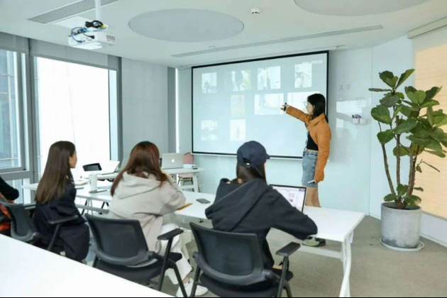 如涵的网红培训班 图源刺猬公社