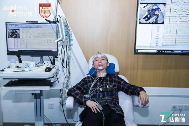 男子通过PSG设备和数据监测提升睡眠质量（来源：TCCI）