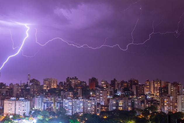 巴西阿雷格里港上空惊现超级闪电