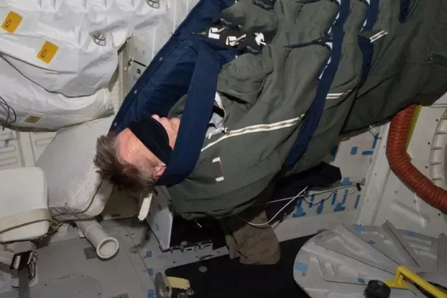 航天员睡在睡袋里