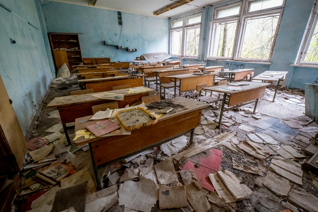 5、图中是乌克兰切尔诺贝利市普里皮亚季镇的一间废弃教室。切尔诺贝利核电站事故发生后，居民被疏散，最后留下一片狼藉。