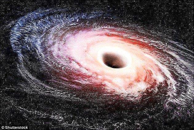 更糟糕的是，这一戏剧性收场也许已经启动了。专家称微型黑洞周围的时空扭曲足以启动希格斯玻色子的坍缩过程。