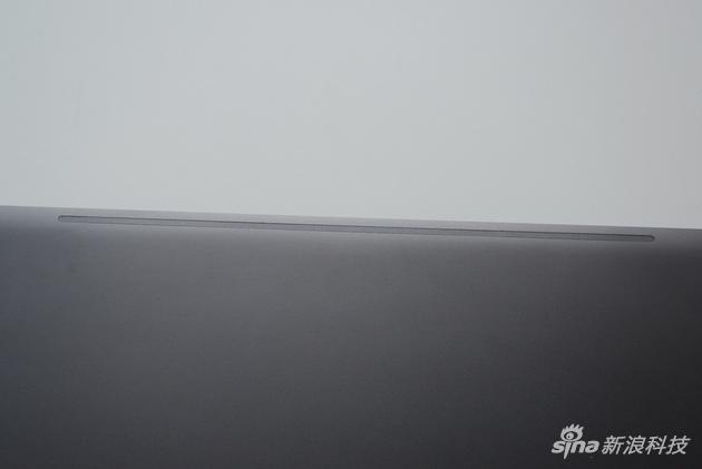 内置天线采用了透明槽设计