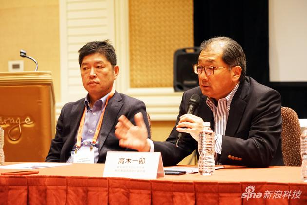 索尼(中国)有限公司董事长兼总裁,索尼集团高级副总裁高桥 洋(左)和索尼视觉产品公司总裁,索尼集团高级执行副总裁高木 一郎(右)