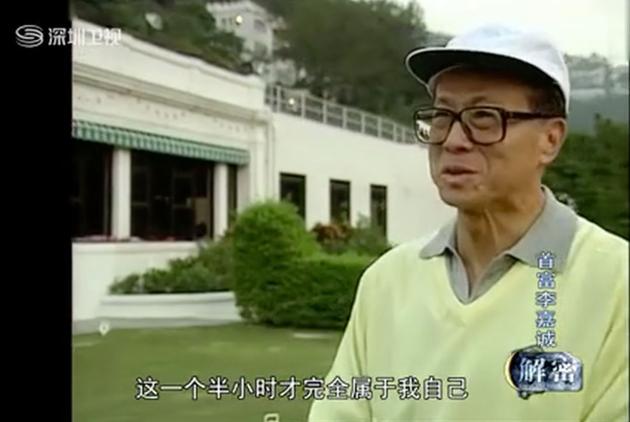 高尔夫球场上的李嘉诚。来源:深圳卫视《解密·首富李嘉诚》