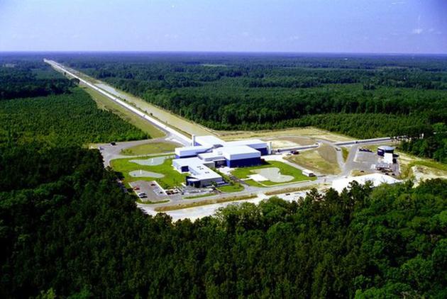 LIGO项目运行着两个干涉仪，一个位于华盛顿州东部的汉福德，另一个位于路易斯安那州的利文斯顿（如图）