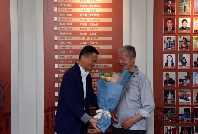 马云特意赶去外语学院,向当时的班主任和老师献花,以表达对母校和老师的感恩