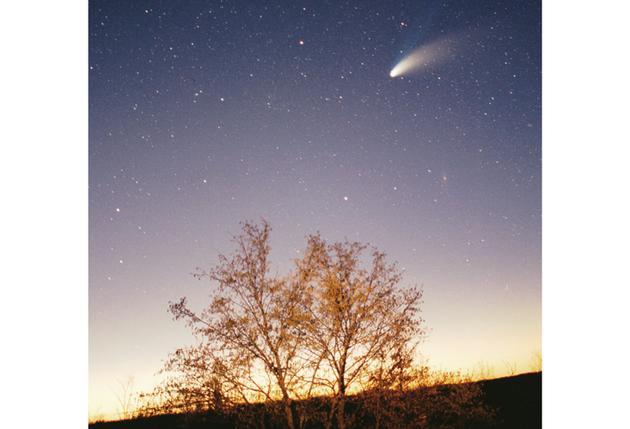 1997年复活节期间，一名摄影师拍摄到的位于克罗地亚帕津上空的海尔-波普彗星