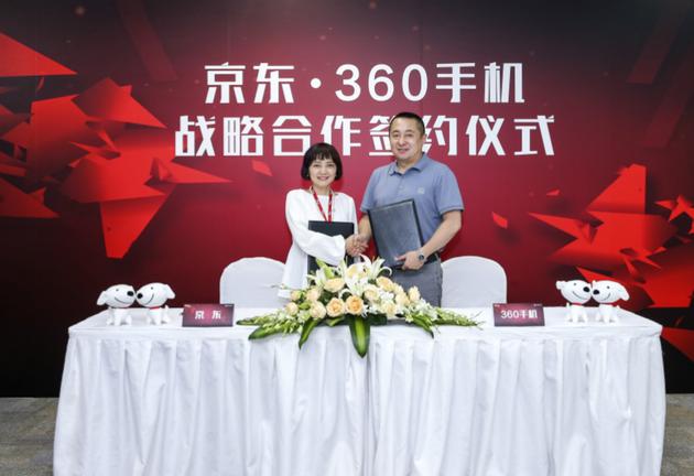 京东通讯事业部总裁陈婷与360手机总裁李开新