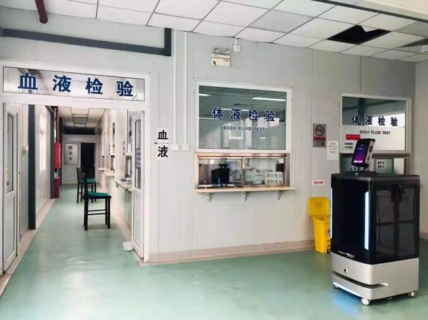 北京大学首钢医院的医疗服务机器人