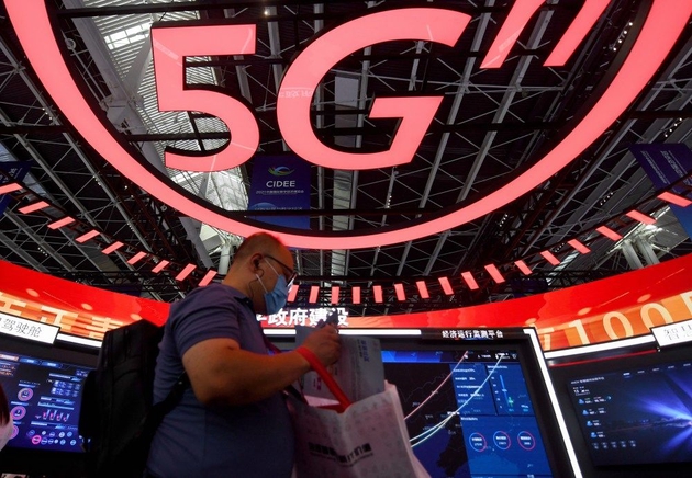 2021中国国际数字经济博览会上,一名参观者走过5G智慧展区。新华社记者 王晓摄