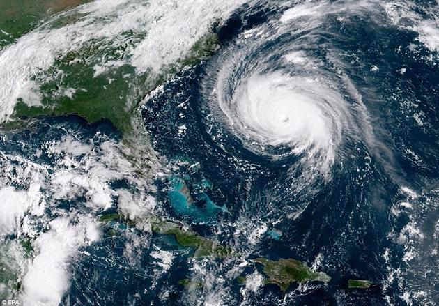 飓风“佛罗伦斯”逐渐接近，并且变得越来越强，它在美国北卡罗来纳州和南卡罗来纳州上空盘旋多天，最终它将超过海岸，向内陆地区带来数英尺高的海浪。