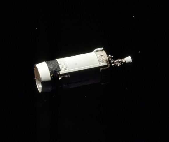 阿波罗17号任务留下的土星一号火箭上面级“S-IVB”，和阿波罗12号的火箭上面级一样也曾被误认为是小行星。这些上面级的中空特性意味着它们更容易受到太阳的辐射压力