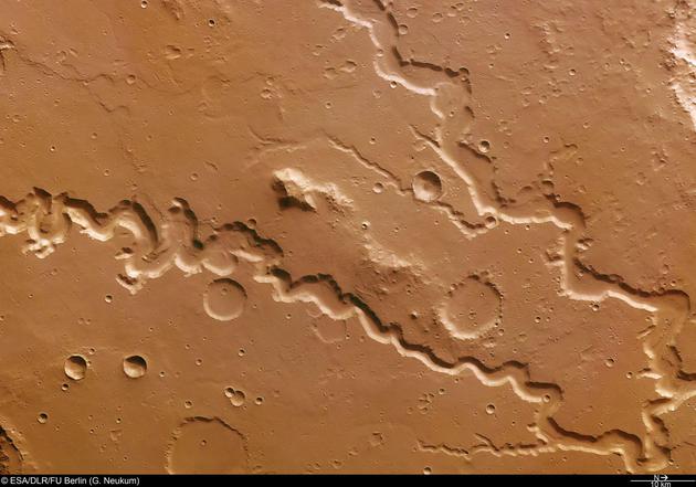 水是火星历史故事中的主角。我们看到河道穿越古老的高地，分出复杂的支流系统，其形态表明只有大量水体的存在，只有存在强烈的大规模降水情形，这一切才有可能出现