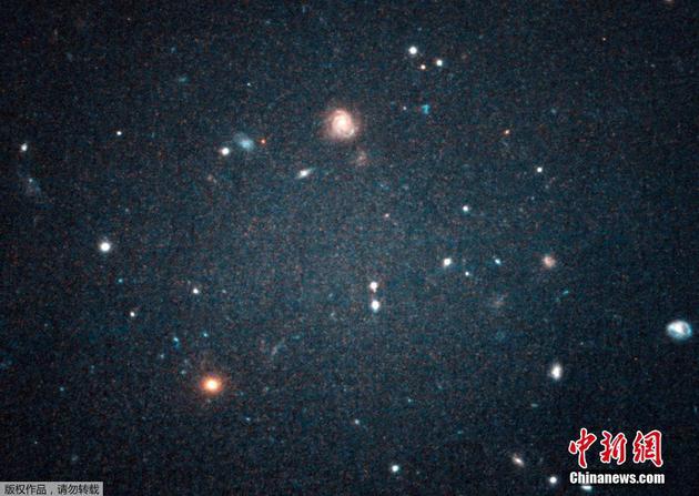 图为被科学家们戏称为“透明星系”的NGC 1052-DF2星系。