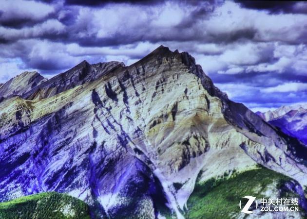对比度高 天空和山峦很有层次感