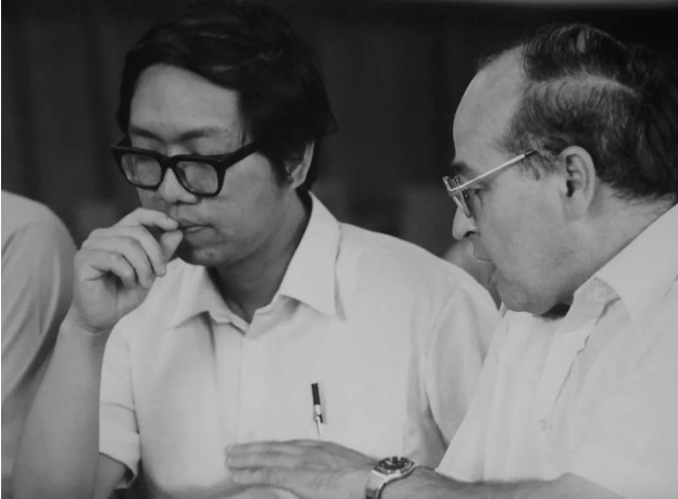 1982 年,丘成桐与阿蒂亚在 Durham 参加微分几何的会议(Dirk Ferus 摄)