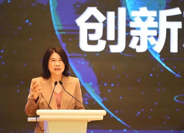 (格力电器股份有限公司董事长、总裁董明珠作主题演讲。记者高勇 摄)