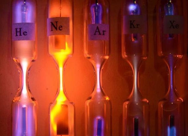 装满惰性气体的玻璃管受到高强度电流激发，会发出不同颜色和强度的光线。图中从左至右分别为氦气、氖气、氩气、氪气、氙气。