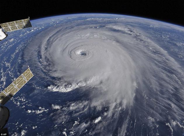 美国宇航局提供的这张图像显示从国际空间站观测的飓风“佛罗伦斯”。