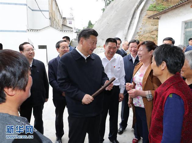 这是24日下午,习近平在宜昌市许家冲村考察时,在便民洗衣池边同村民亲切交谈。新华社记者 鞠鹏 摄