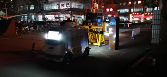 京东物流无人配送车在武汉第九医院门口 来源:京东物流