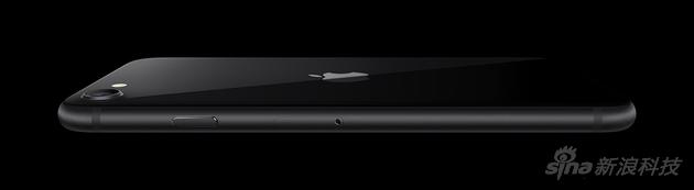 黑色iPhone SE(图片来自苹果官网)
