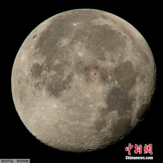 资料图:NASA发布载有6人的国际空间飞越月球表面的图片。