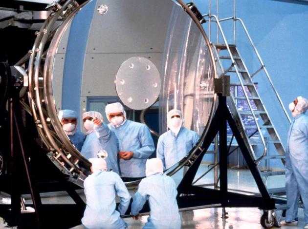 哈勃望远镜的心脏是它的主镜面，直径2.4米，主镜和副镜组合 使用，使光线进入望远镜的一套科学仪器。/ NASA