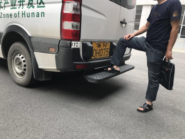 懷化順達購買的中車時代電動的新能源客車,尾部加了一塊踏步板,以達到6米的長度。澎湃新聞記者 譚君 圖