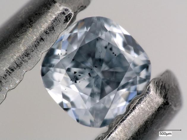 像图中稀有蓝钻中保存的黑色斑点包含了有关地球内部的重大秘密。在这项最新研究中，科学家仔细观察研究了地球上46颗最昂贵的钻石。