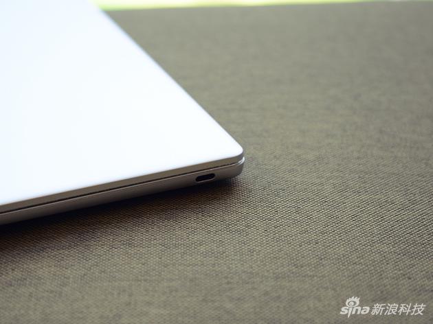 同MacBook Air一样,只留两个UBS-C。