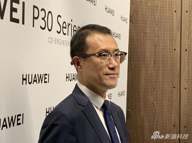 华为消费者业务手机产品线总裁何刚,他带着的眼镜,就是华为与GM合作的智能眼镜