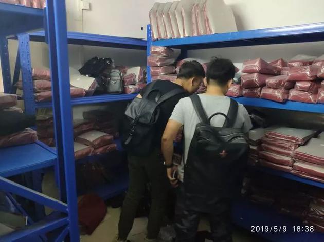 执法人员抄获一制假工厂 图片来历:广州白云发布微信大众号