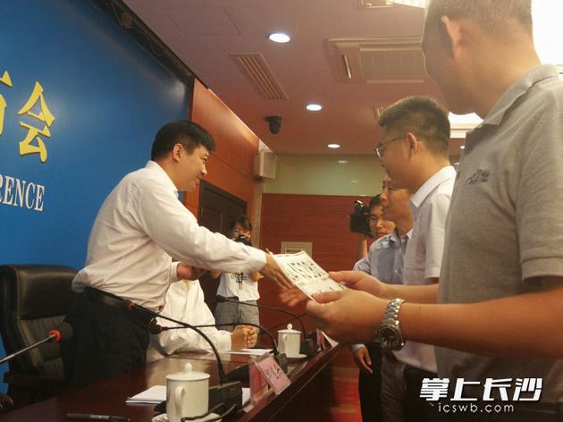 副市长邱继兴发放测试牌照。图片均由长沙晚报全媒体记者 朱敏 摄
