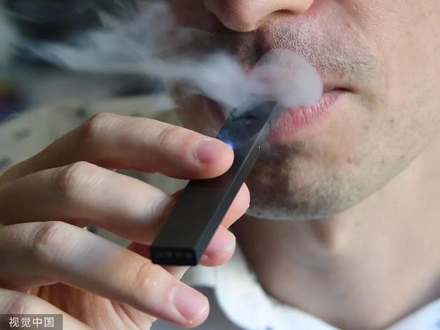 一华盛顿男子吸食电子雾化型电子烟。图片来源/视觉中国