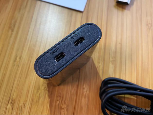 另一侧,microHDMI输出,和microUSB供电