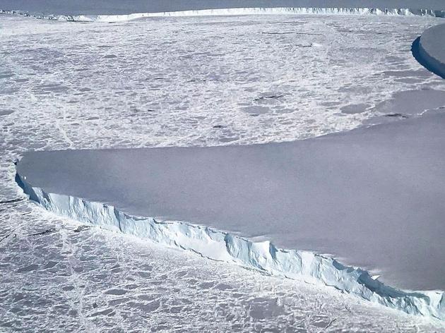 图为伸入大海的南极Venable冰架。