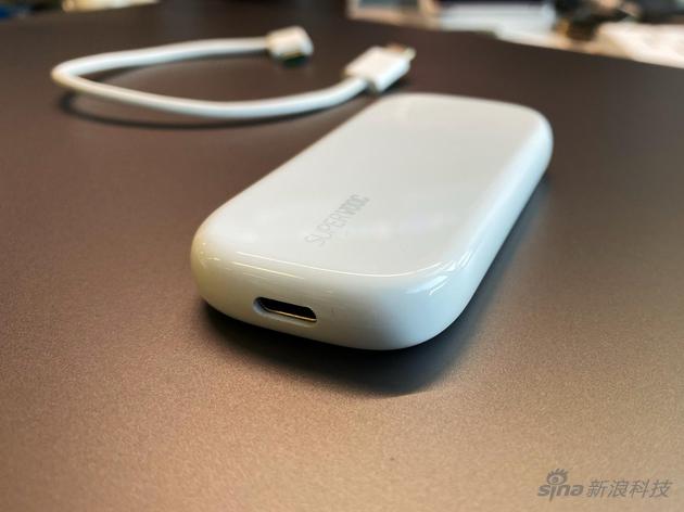 白色塑料机身,一个USB-C口输出